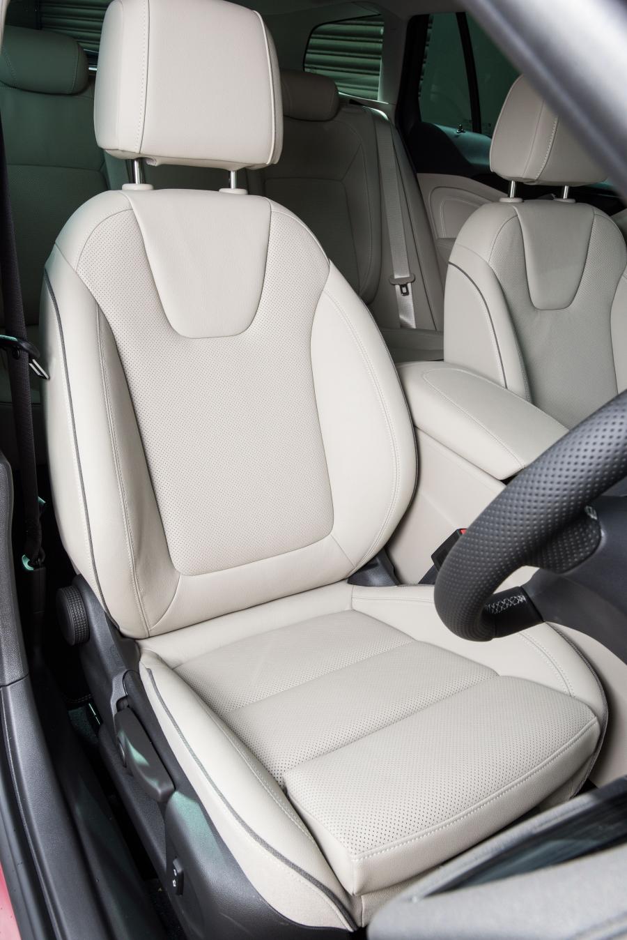 Интерьер Vauxhall Insignia Sports Tourer Exclusive 2018 года  (фото 10 из 17)
